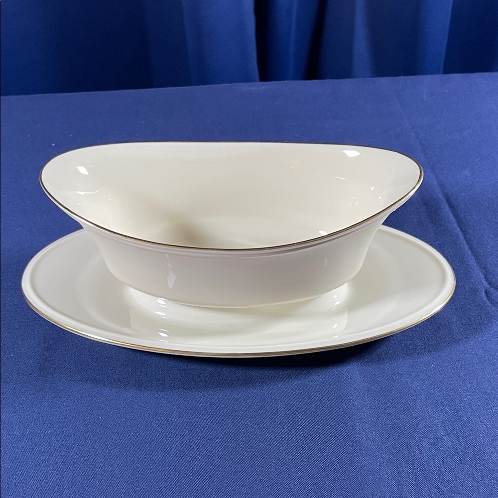 Lenox gravy boat with under plate gold trim